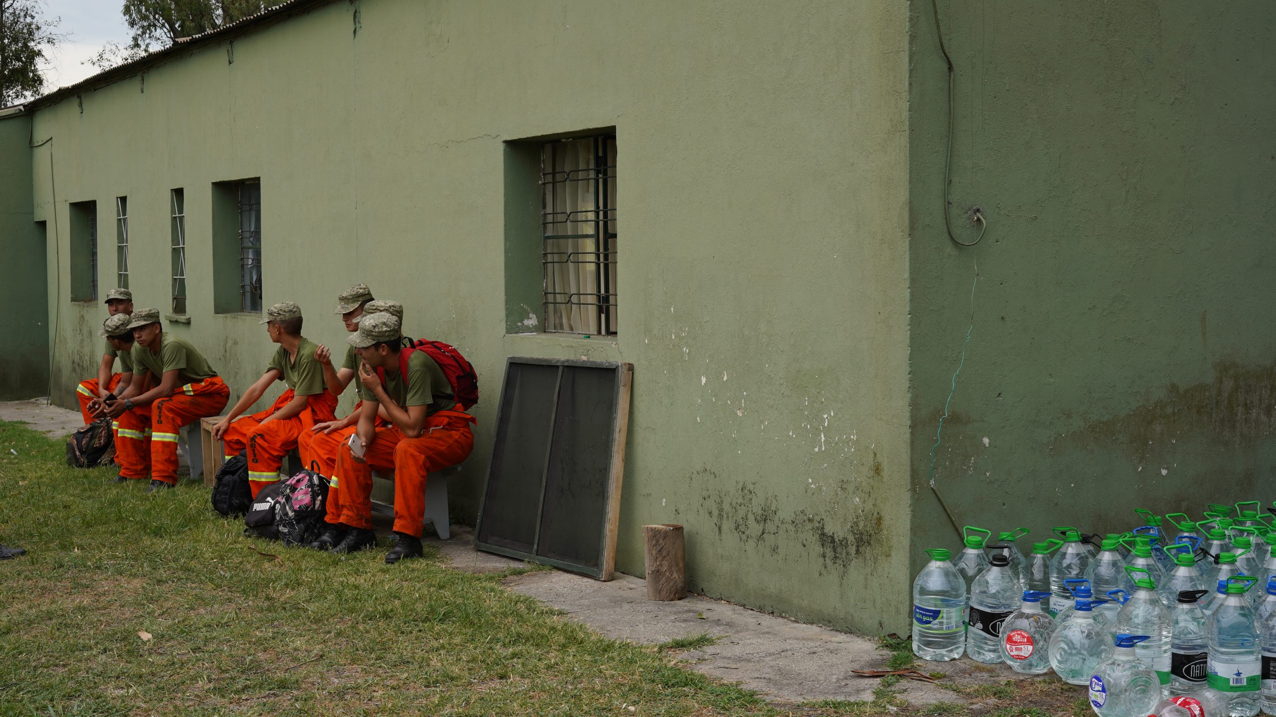 Bomberos descansan luego del combate al fuego. Foto: Faustina Bartaburu