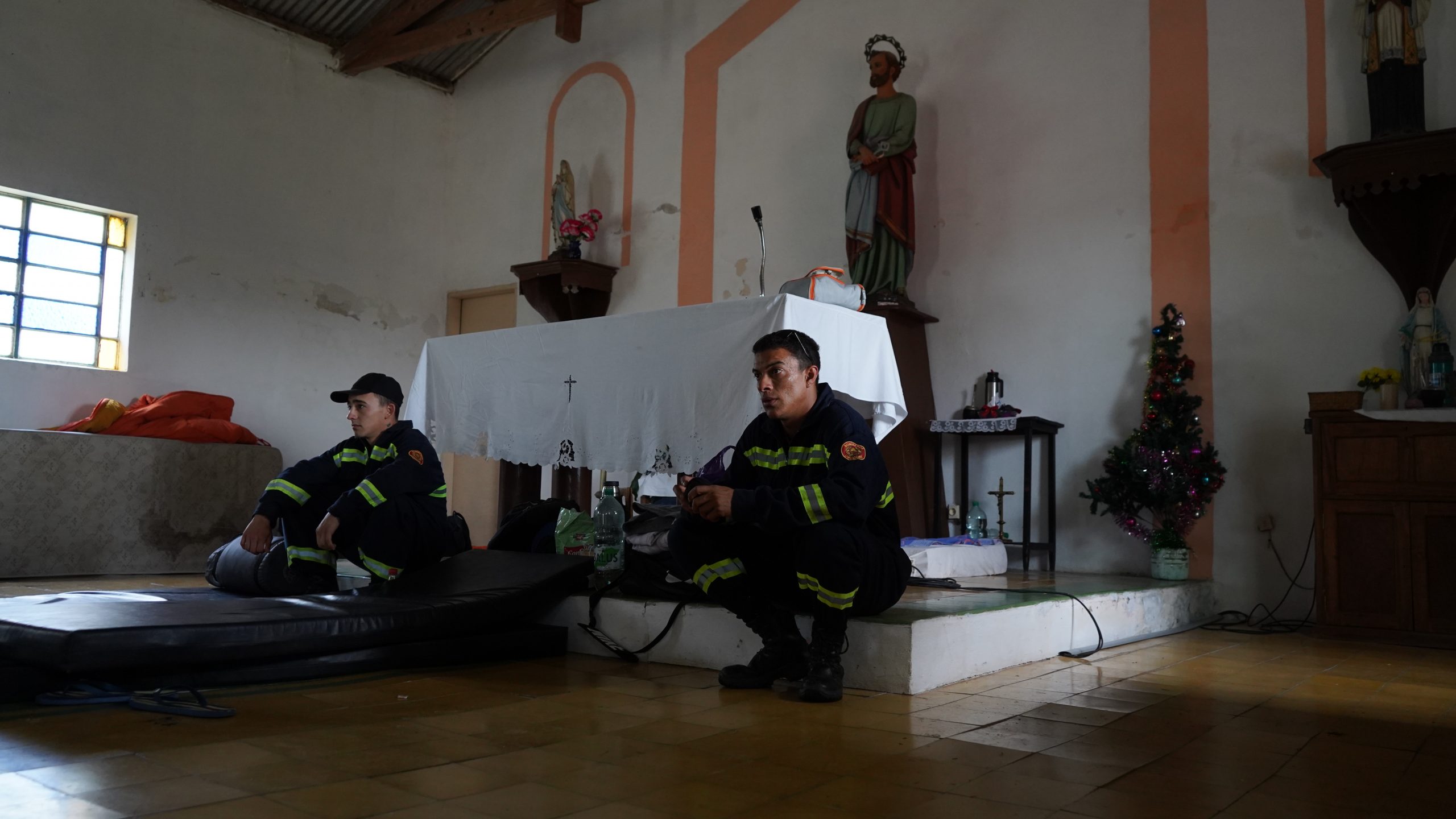 Bomberos descansan en una capilla. Foto: Mateo Vázquez
