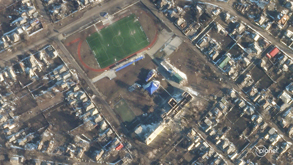 Bombardeo a una escuela en Volnovakha en marzo de 2022.  Imagen gentileza: Planet Labs PBC